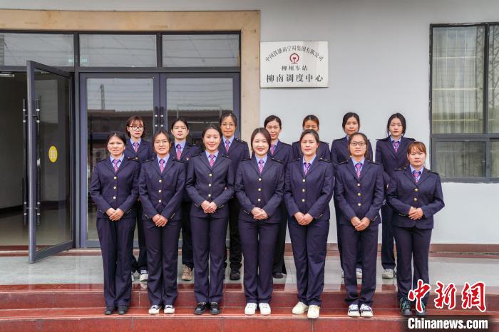 國鐵南寧局柳州電務(wù)段SAM工區(qū)職工合影留念。　國鐵南寧局供圖