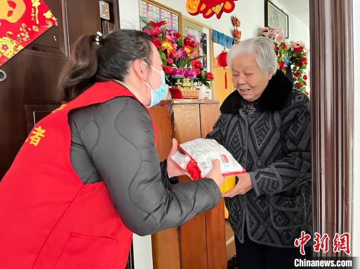 洪盼盼上門看望老人?！∏f源供圖