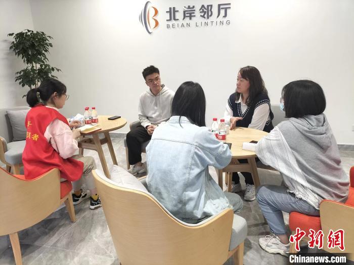 洪盼盼(右二)召開工作會(huì)議?！∏f源供圖