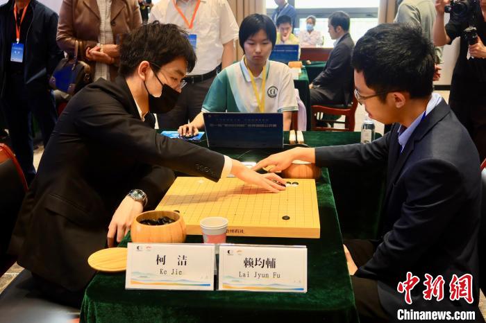 5月5日，大陸圍棋選手柯潔與臺(tái)灣棋手賴均輔對(duì)弈?！《做?攝