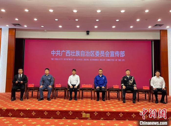 中國新能源汽車“出?！北澈蟮那啻毫α? style=