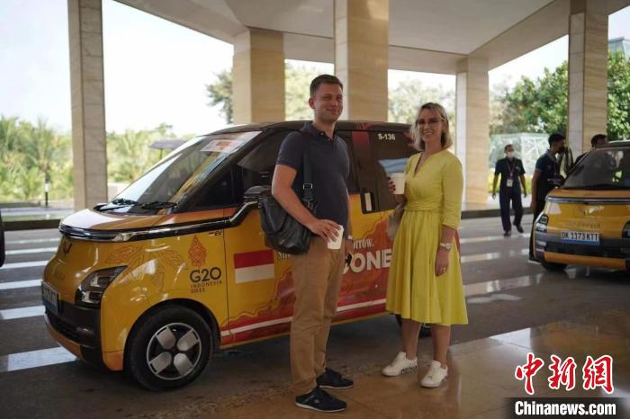 上汽通用五菱生產(chǎn)的新能源汽車服務(wù)印尼G20峰會?！∈茉L者供圖