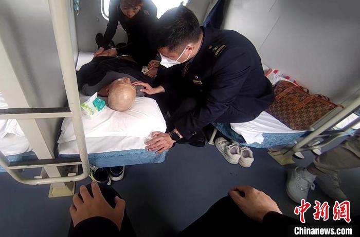 列車員對(duì)老人進(jìn)行緊急救助?！」F提供
