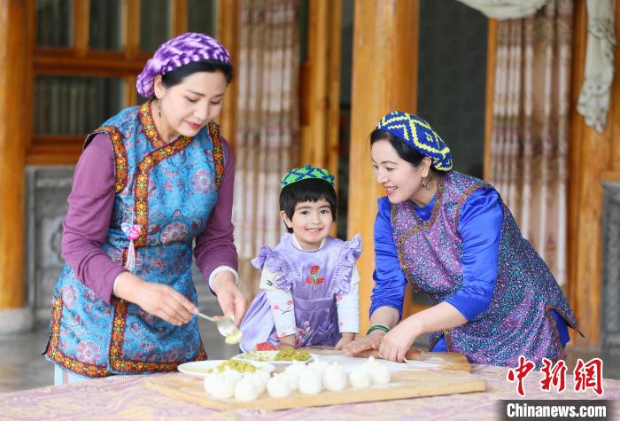 2022年5月25日，保安族村民制作麥穗包子。(資料圖) 高展 攝