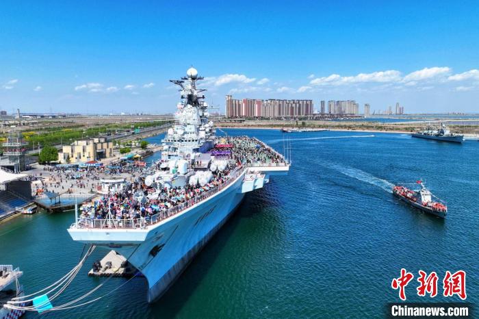 “五一”假期，游客在天津泰達航母主題公園游玩?！≠∮?攝