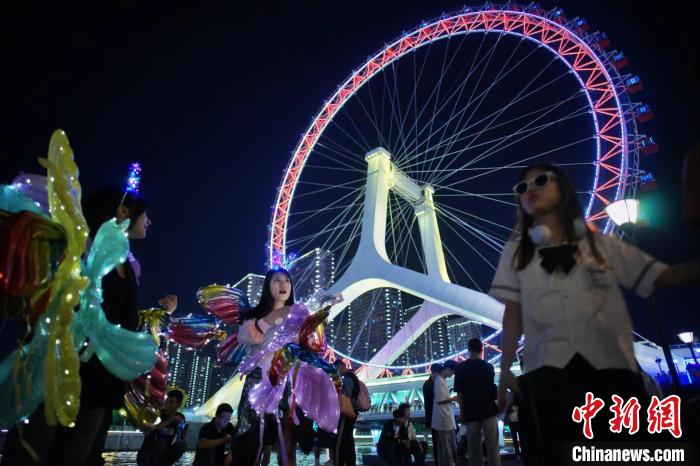 “五一”假期，作為天津游覽海河景觀帶網(wǎng)紅地標之一的天津之眼摩天輪“新裝亮相”，吸引了游客前來打卡?！≠∮?攝