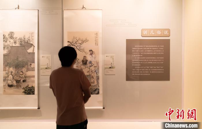 “五一”假期，游客在天津博物館參觀“善行天下——袁了凡”展覽?！⊥踉谟?攝
