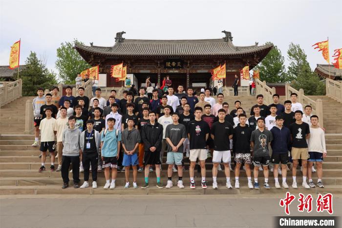 比賽結(jié)束后，兩岸學(xué)生參訪高平炎帝陵。　主辦方供圖