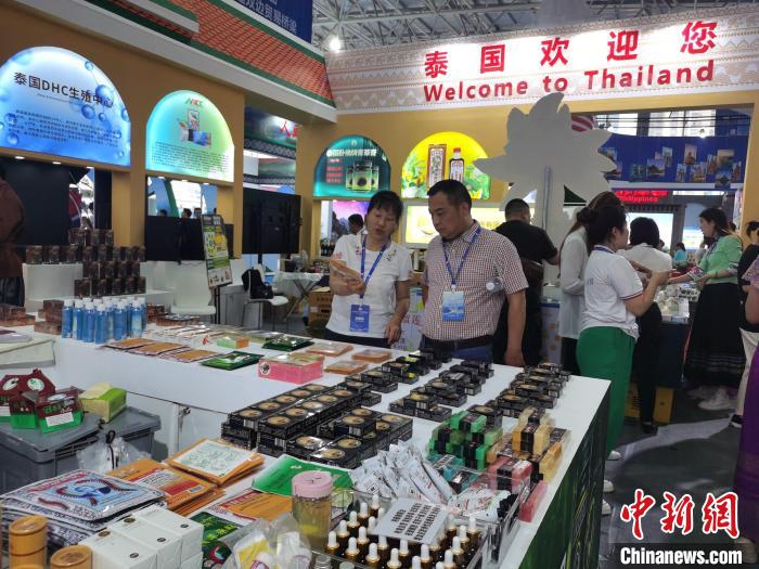 博覽會(huì)上的商品琳瑯滿目?！∠蛞基i 攝