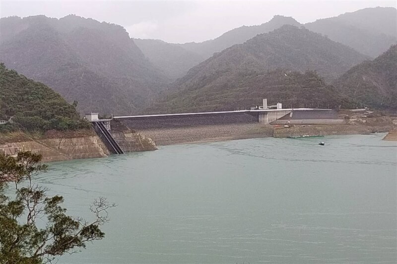 臺(tái)灣曾文水庫7日出現(xiàn)今年1月以來單日最高累積降雨量，至下午5時(shí)有36.7毫米，水庫入流量雖有提高，但對(duì)蓄水挹注還需進(jìn)一步觀察。（圖源：臺(tái)灣“中央社”）