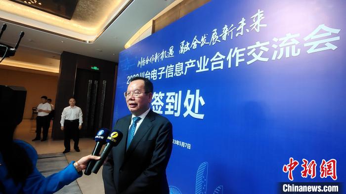 全國臺(tái)企聯(lián)常務(wù)副會(huì)長、宸展光電獨(dú)立董事吳家瑩接受媒體采訪?！罘?攝