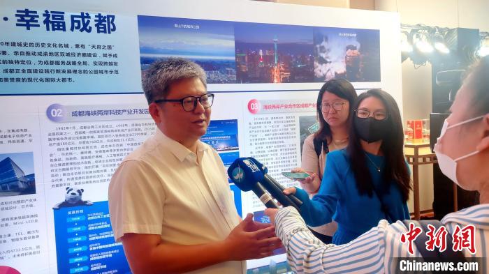 與會(huì)臺(tái)商接受媒體采訪?！罘?攝