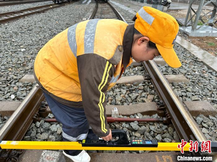 圖為毛康莉在檢查鋼軌?！「咝怯?攝