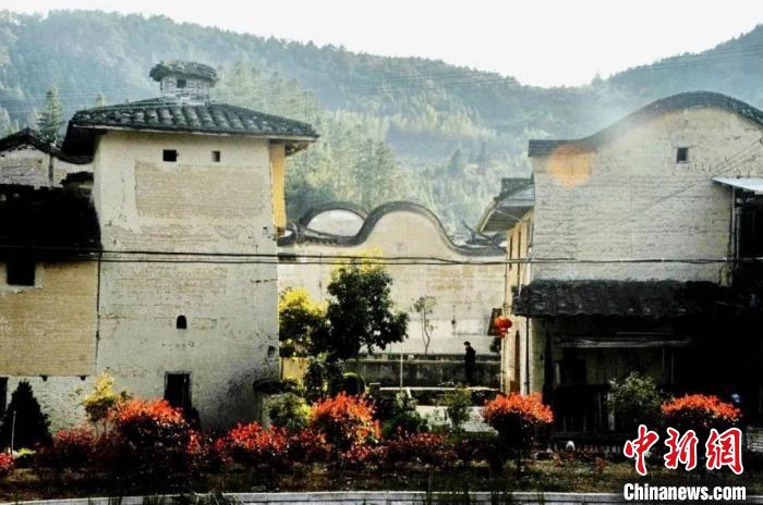 走進(jìn)前洋古村，滿村古老厚重的明清古民居令人嘆為觀止?！幍率形幕吐糜尉?供圖