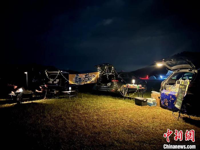 露營節(jié)夜色中的后備箱集市。　古田縣融媒體中心 供圖