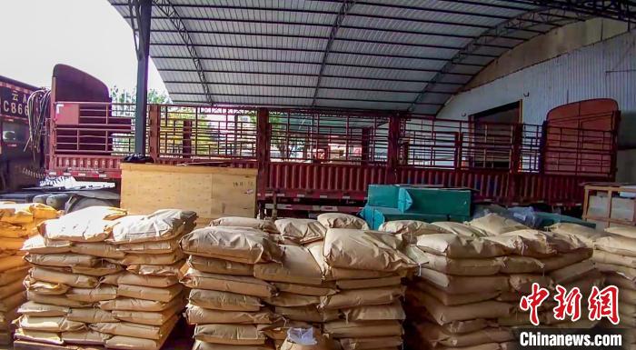 圖為查獲的易制毒化學(xué)品?！☆殿厵z站供圖