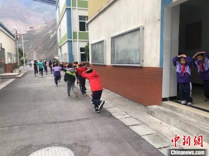 地震預(yù)警聯(lián)合演練現(xiàn)場(chǎng)?！〕啥几咝聹p災(zāi)研究所 攝