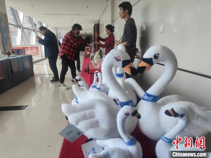 圖為新聞發(fā)布會現(xiàn)場展示的天鵝文創(chuàng)產(chǎn)品等?！畲笥?攝