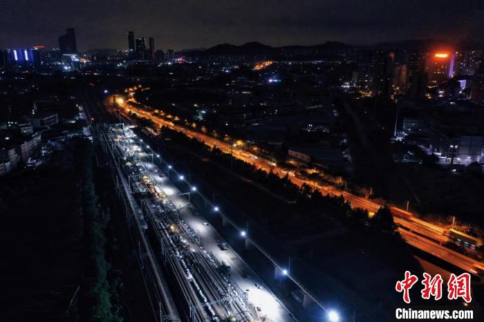 圖為鐵路工人正通宵施工作業(yè)?！V鐵集團(tuán) 供圖