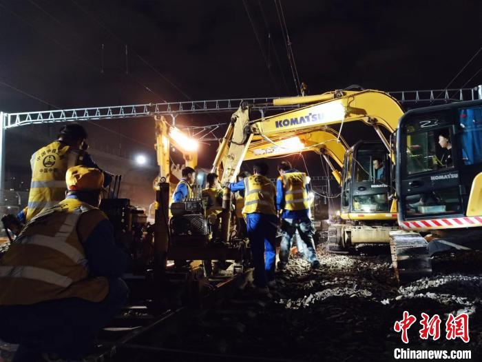 圖為鐵路工人正通宵施工作業(yè)?！V鐵集團(tuán) 供圖