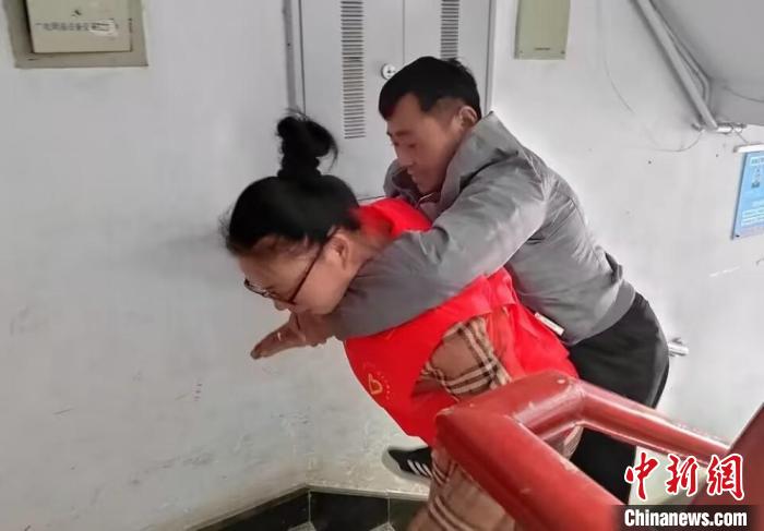 女子當(dāng)“移動拐杖”背丈夫出行30多年相濡以沫感動網(wǎng)友