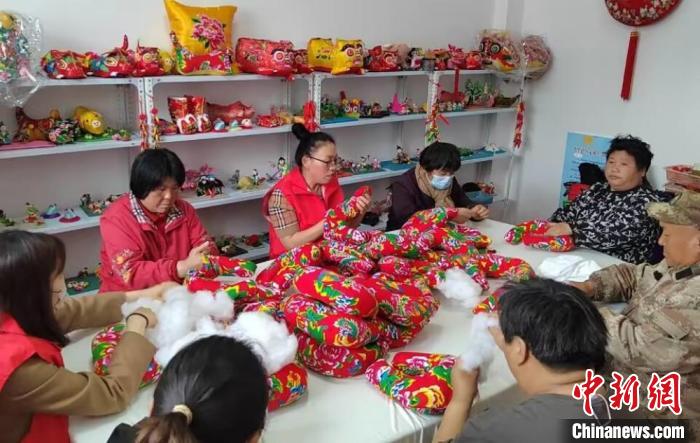 在繼良殘疾人之家，他們通過招募殘疾人，傳授香包制作工藝，增加殘疾人收入?！≈熘靖?攝