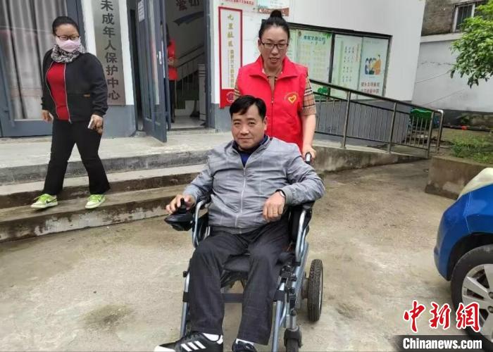 吳繼良、趙書娜夫妻二人熱心公益。　朱志庚 攝