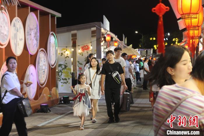 圖為市民游客在?？诠棚L(fēng)市集游玩?！?jiān)潞?攝