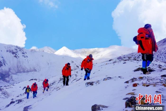 國家高山救援拉薩大隊隊員向海拔6010米洛堆峰進(jìn)發(fā)?！〖?攝
