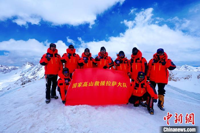 國家高山救援拉薩大隊隊員成功登頂海拔6010米洛堆峰后合影留念?！〖?攝