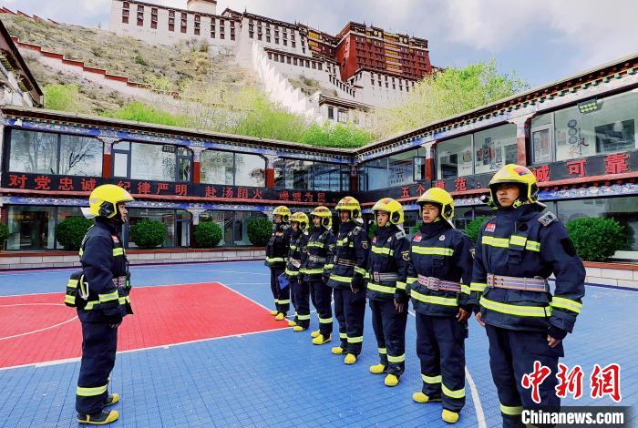 西藏布達(dá)拉宮消防救援大隊開展消防安全應(yīng)急疏散演練