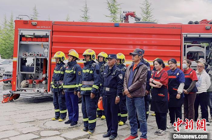 5月6日下午，布達(dá)拉宮消防救援大隊聯(lián)合布達(dá)拉宮廣場派出所組織轄區(qū)單位集中開展消防應(yīng)急疏散演練?！㈣?攝