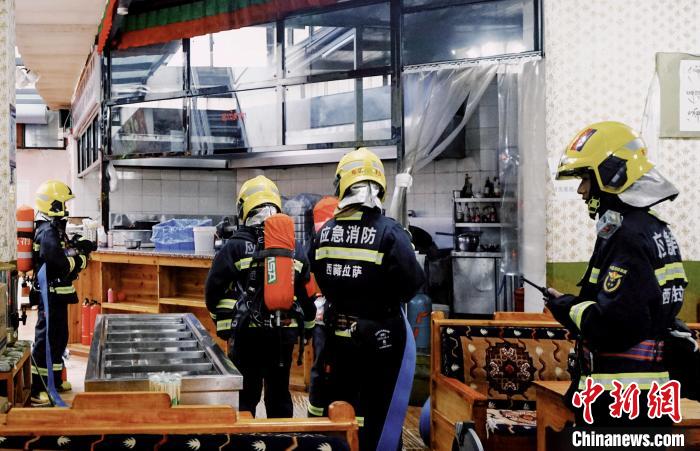 5月6日下午，布達(dá)拉宮消防救援大隊聯(lián)合布達(dá)拉宮廣場派出所組織轄區(qū)單位集中開展消防應(yīng)急疏散演練?！㈣?攝