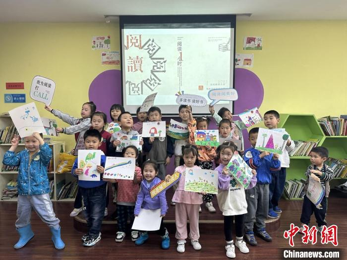 圖為22日，南昌百館聯(lián)動(dòng)邀請(qǐng)市民參與“閱讀1小時(shí)”讀書會(huì)及線下打卡活動(dòng)?！∧喜袌D書館供圖