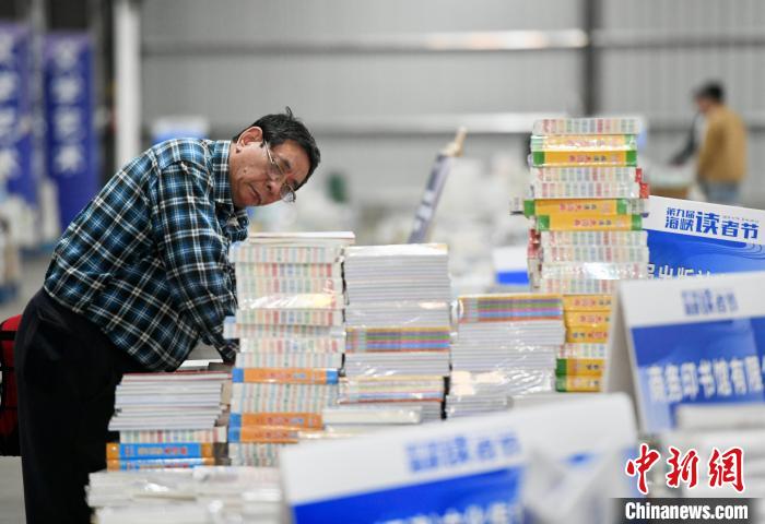 市民在書展上購書?！⊥鯑|明 攝