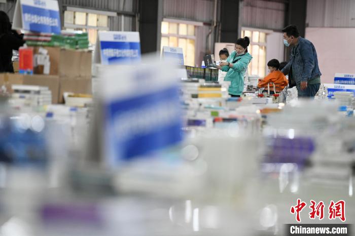 讀者節(jié)吸引許多市民前來購書?！⊥鯑|明 攝