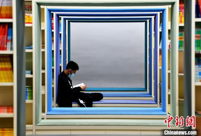 圖為市民在福州安泰新華書店閱讀?！埍?攝