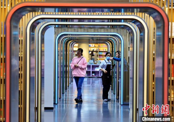 圖為市民在福州安泰新華書店購(gòu)書?！埍?攝