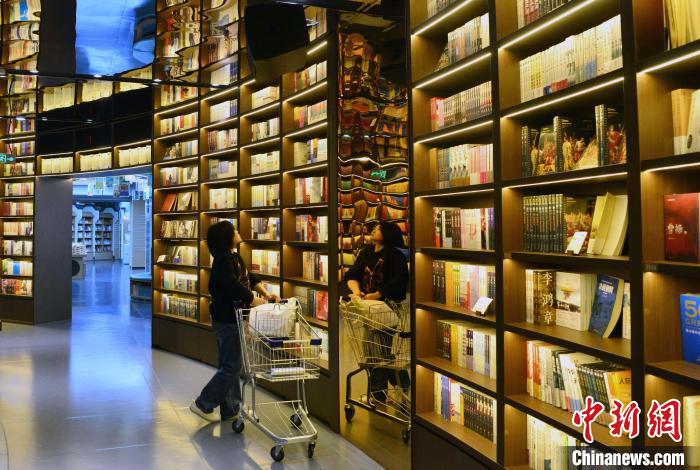 圖為市民在福州安泰新華書店購(gòu)書?！埍?攝