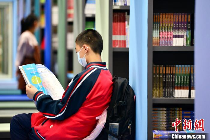 圖為市民在福州安泰新華書店閱讀。　張斌 攝