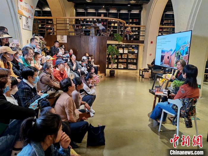 圖為民眾在幾何書店內(nèi)聽講座。　邢雪娟 供圖