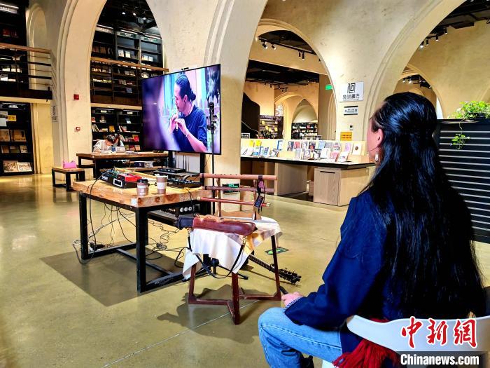 圖為一位音樂人在西寧幾何書店內(nèi)辦講座。　邢雪娟 供圖