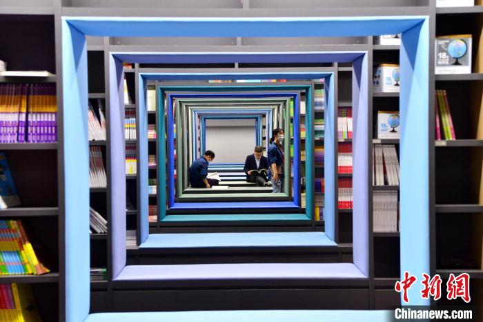 市民在福州安泰新華書店閱讀。　張斌 攝