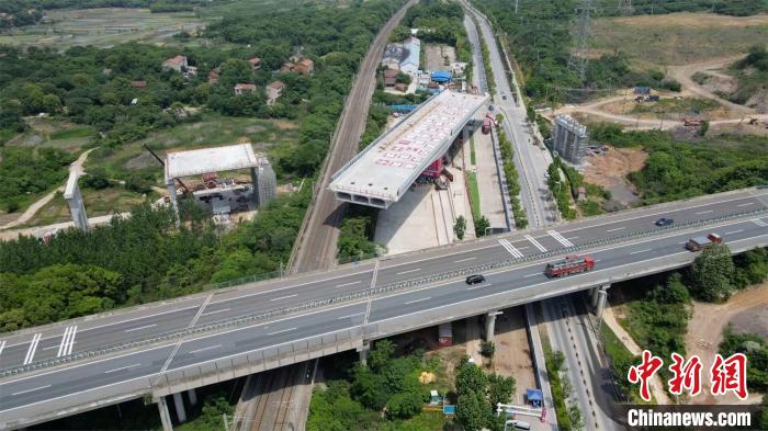武漢繞城高速萬(wàn)噸橋梁成功“華麗轉(zhuǎn)身”