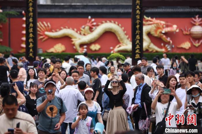 “五一”假期前三天人最多的十大景區(qū)出爐，南京夫子廟秦淮風光帶、南京鐘山風景區(qū)“擠”入全國前三名。泱波 攝