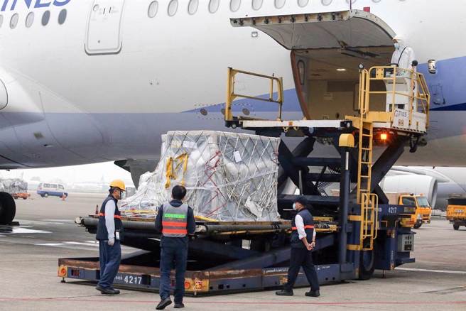 圖為臺積電、臺灣慈濟(jì)基金會和鴻海永齡基金會等民間團(tuán)體采購1500萬劑疫苗抵臺照。（圖源：臺灣“中時新聞網(wǎng)”）