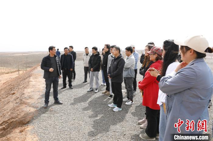 與村干部交流?！畹?攝