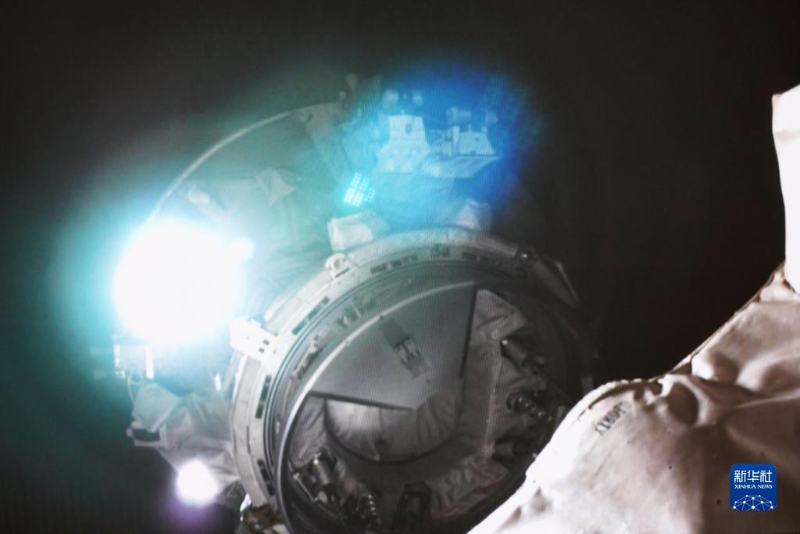 5月11日在北京航天飛行控制中心拍攝的天舟六號貨運(yùn)飛船向空間站組合體靠攏的畫面。新華社記者 郭中正 攝