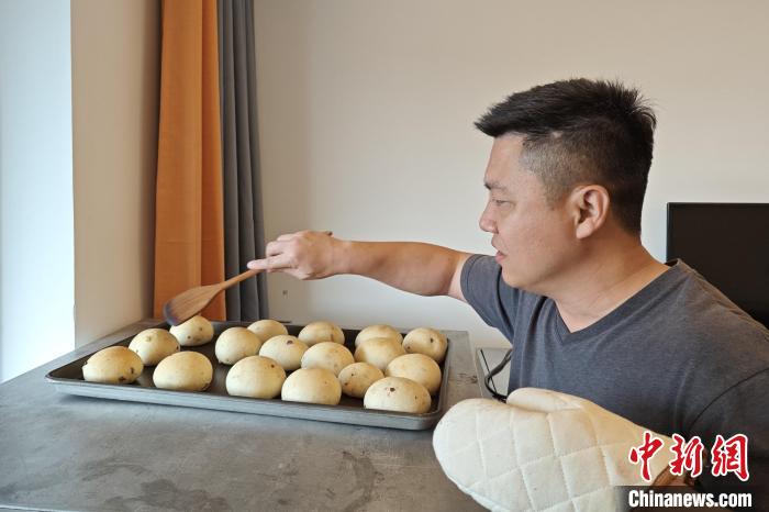 高睿旸最近迷上了制作老面丸面包?！枪跇?攝