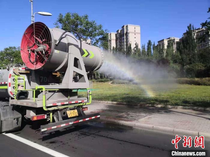 圖為北京開展的飛絮防治工作。　北京市園林綠化局供圖